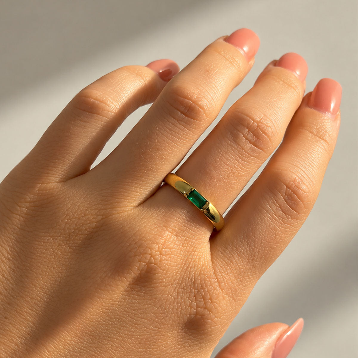Anello Juno con baguette verde smeraldo