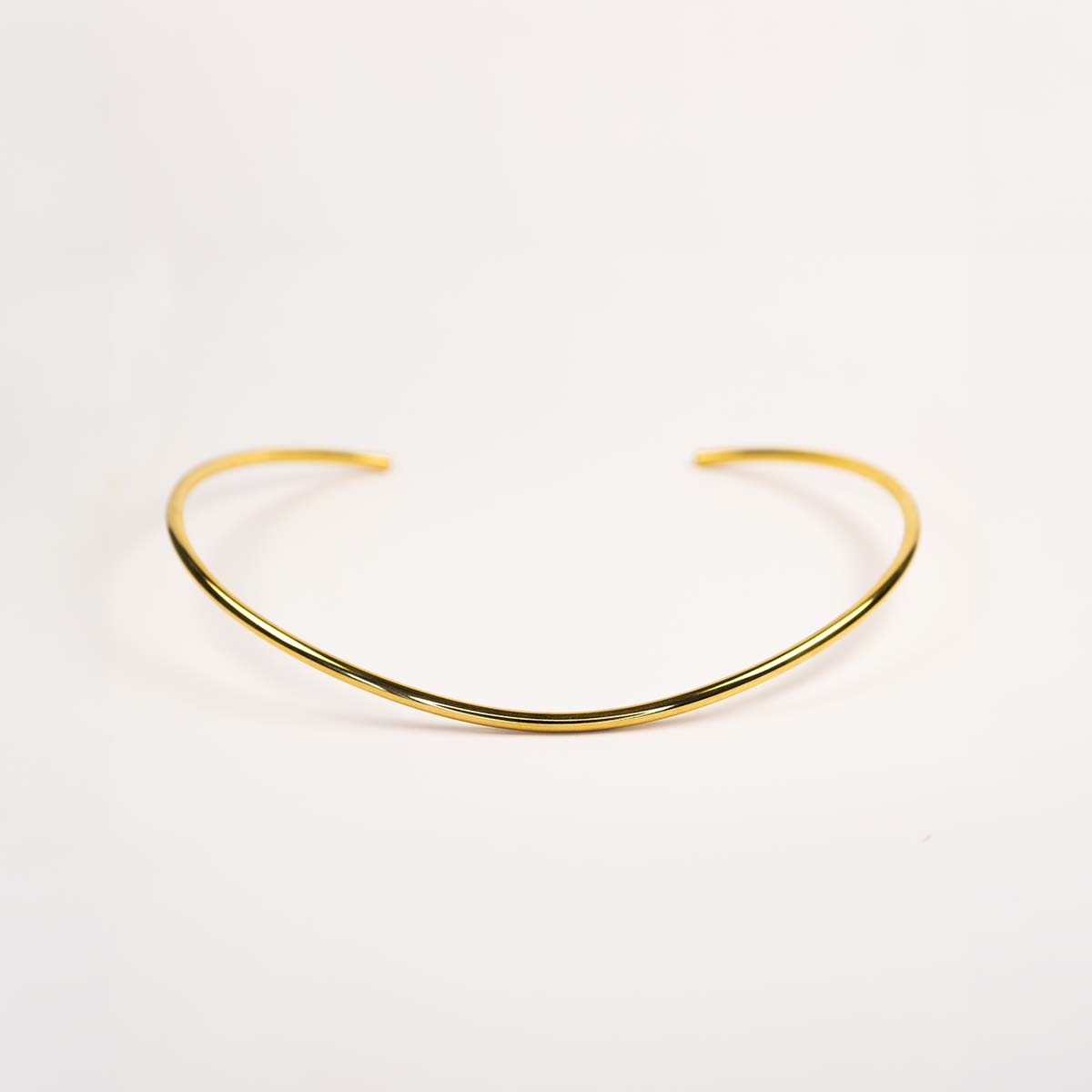 Collana Nira con colletto aperto